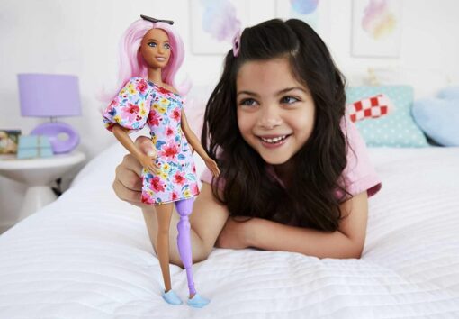 Barbie Dolls HBV21 with girls